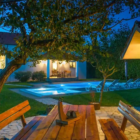 Holiday home Stunning In Vinjani Donji Perici